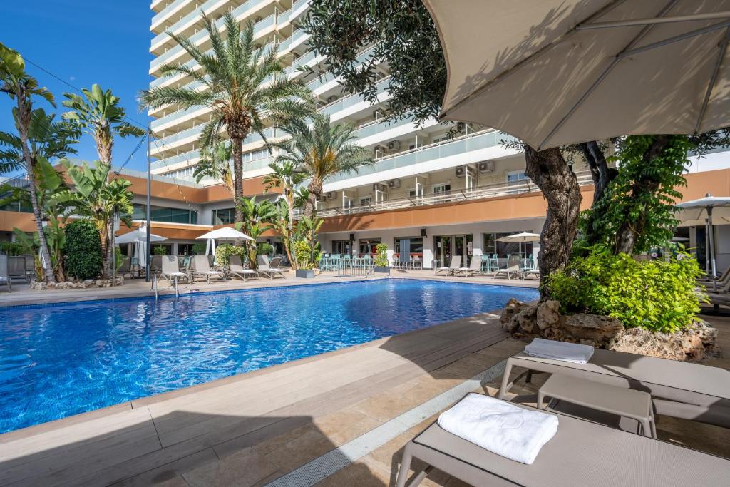 Bazén v ubytování Climia Benidorm Plaza nebo v jeho okolí