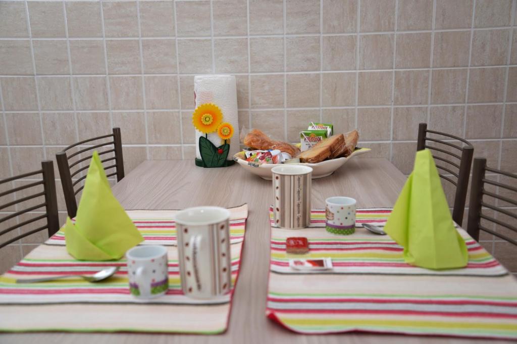 una mesa con 2 sillas y una mesa con un plato de comida en Casa Vacanza M.V., en Bérgamo