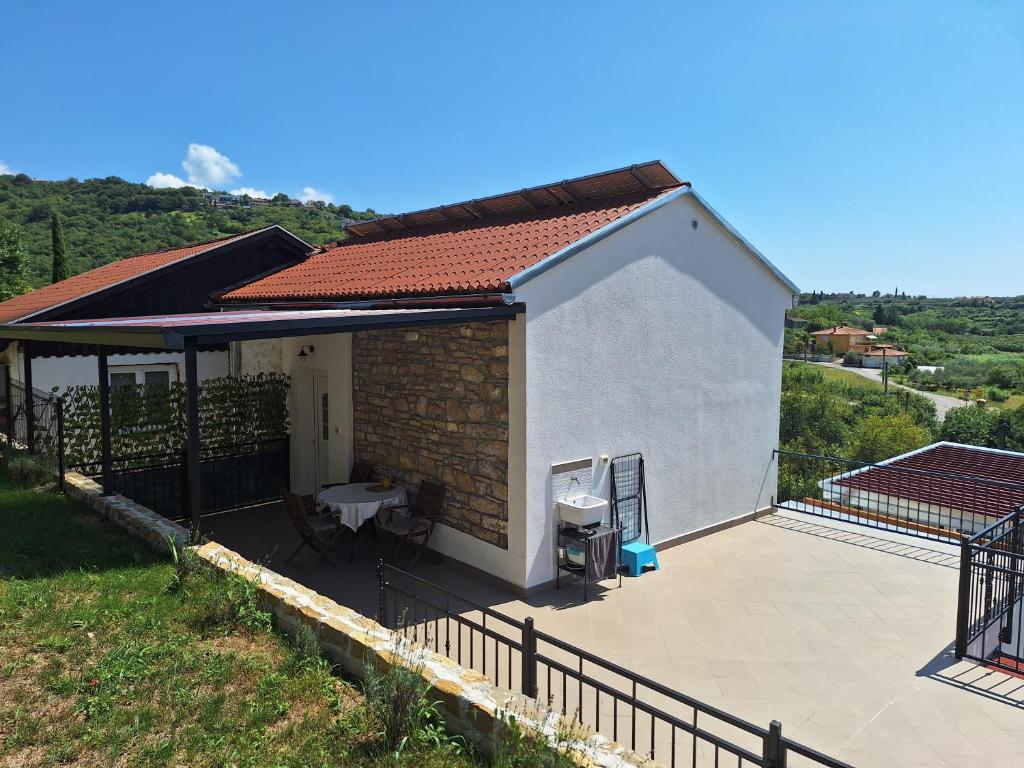 Casa pequeña con patio y techo en Apartment Vignole, en Portorož