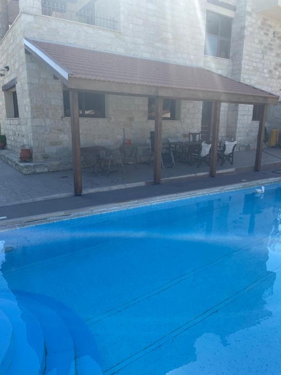 Bazén v ubytování Softades Cottage nebo v jeho okolí