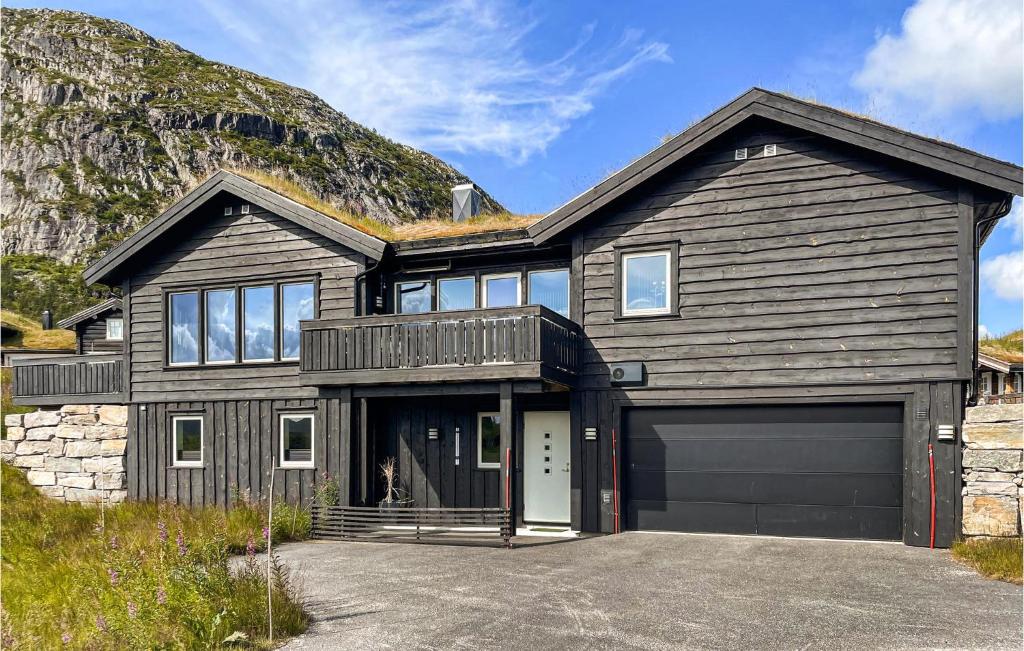 una gran casa de madera con garaje en Beautiful Home In Hovden I Setesdal With Kitchen, en Hovden