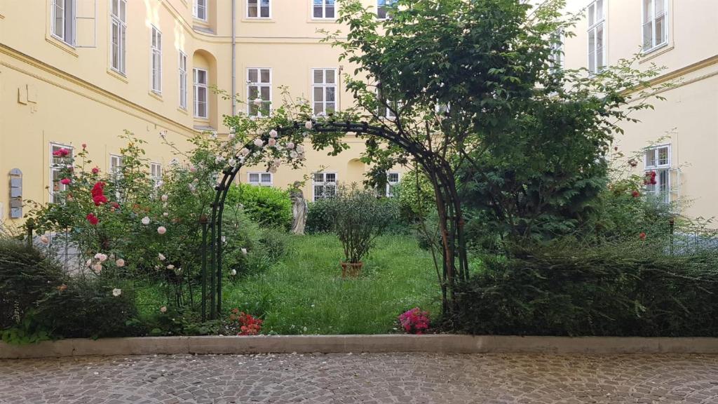 un arco en un jardín frente a un edificio en Center Gold Apartment, en Budapest