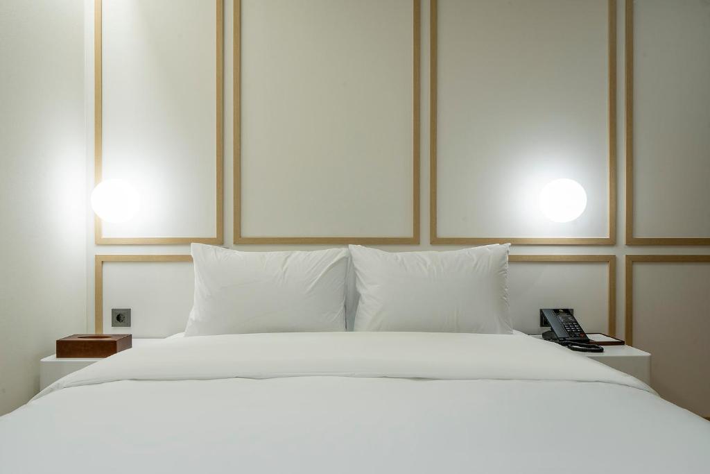 Postel nebo postele na pokoji v ubytování Busan H-AVENUE Hotel Seomyeon Station
