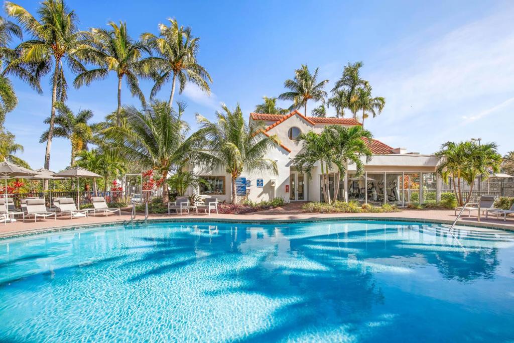 Comfy Apartments at Sheridan Ocean Club in Florida, Dania Beach