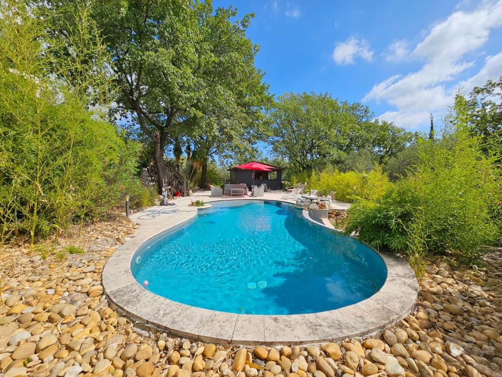 Gattières的住宿－Villa Fadeta，一个带凉亭的庭院内的游泳池