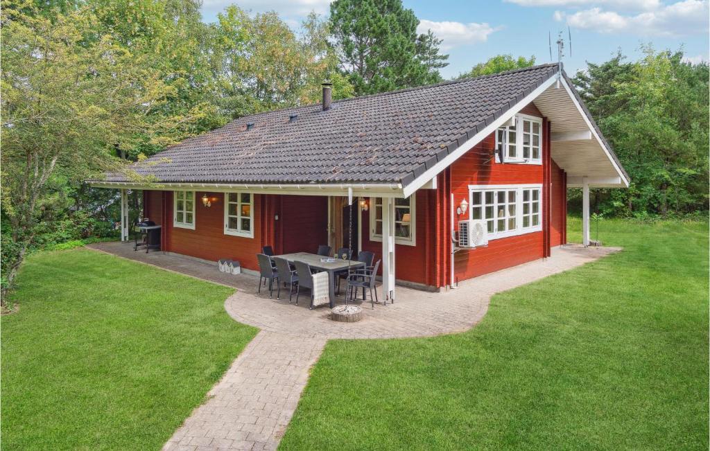 une maison rouge avec une table de pique-nique dans la cour dans l'établissement Pet Friendly Home In Kalundborg With Sauna, à Kalundborg