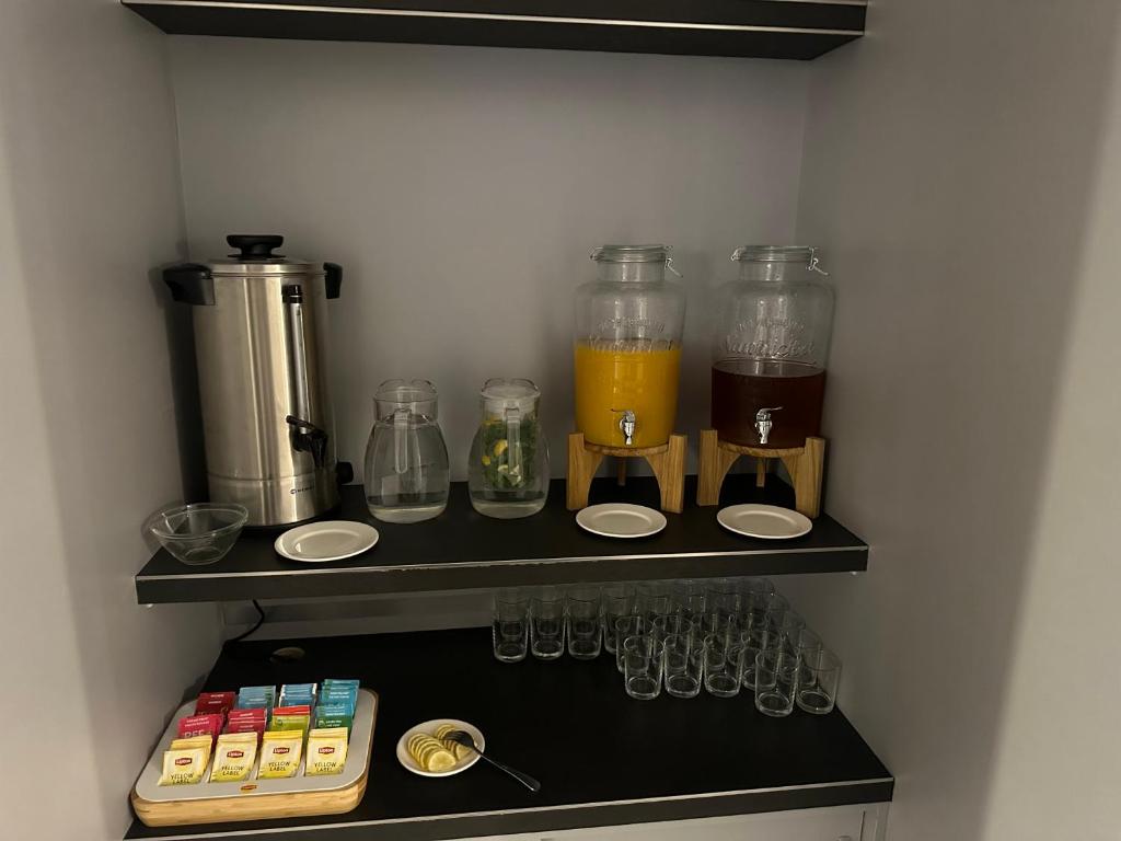 Zestaw do parzenia kawy i herbaty w obiekcie Hotel Downtown Kraków