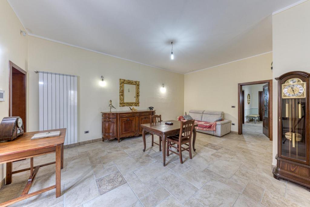 un soggiorno con tavolo e divano di Villa Marta a Castrignano del Capo