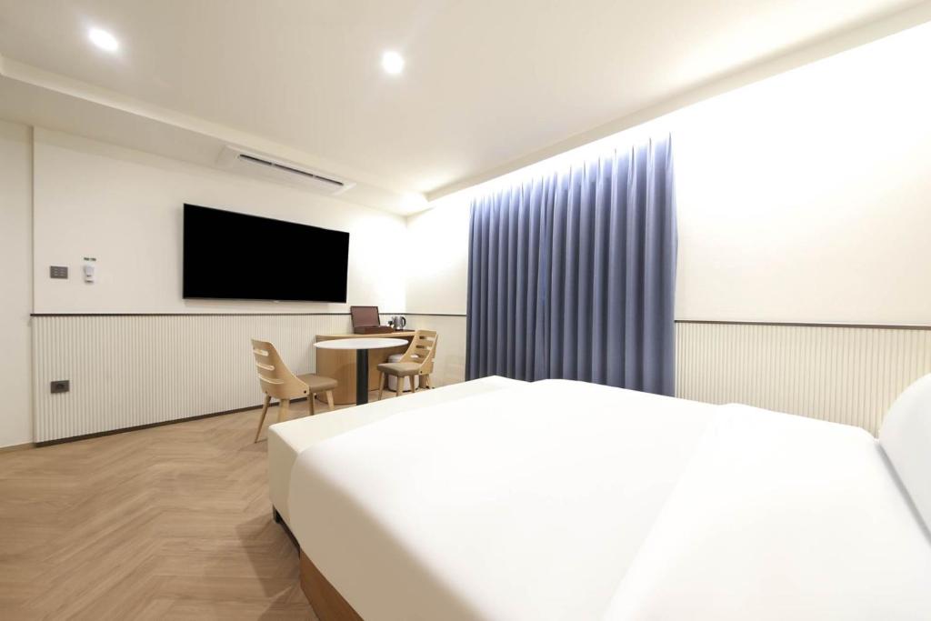 TV a/nebo společenská místnost v ubytování Busan H-AVENUE Hotel Seomyeon Station