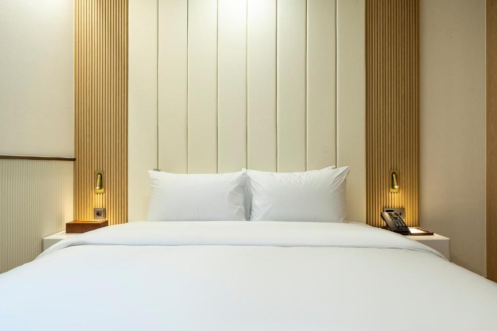 Postel nebo postele na pokoji v ubytování Busan H-AVENUE Hotel Seomyeon Station