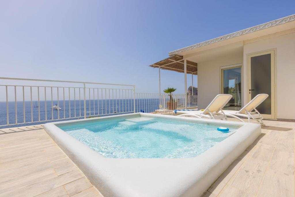 una piscina sul balcone di una casa di Villa Rita Apartments a Massa Lubrense