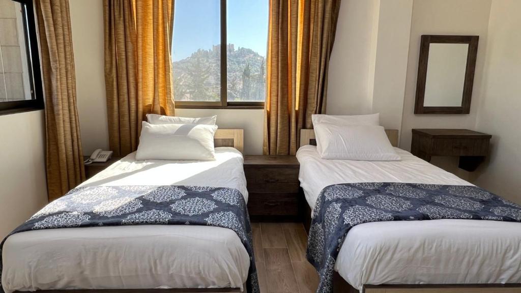 Ένα ή περισσότερα κρεβάτια σε δωμάτιο στο Al-jabal castle Hotel - Ajloun