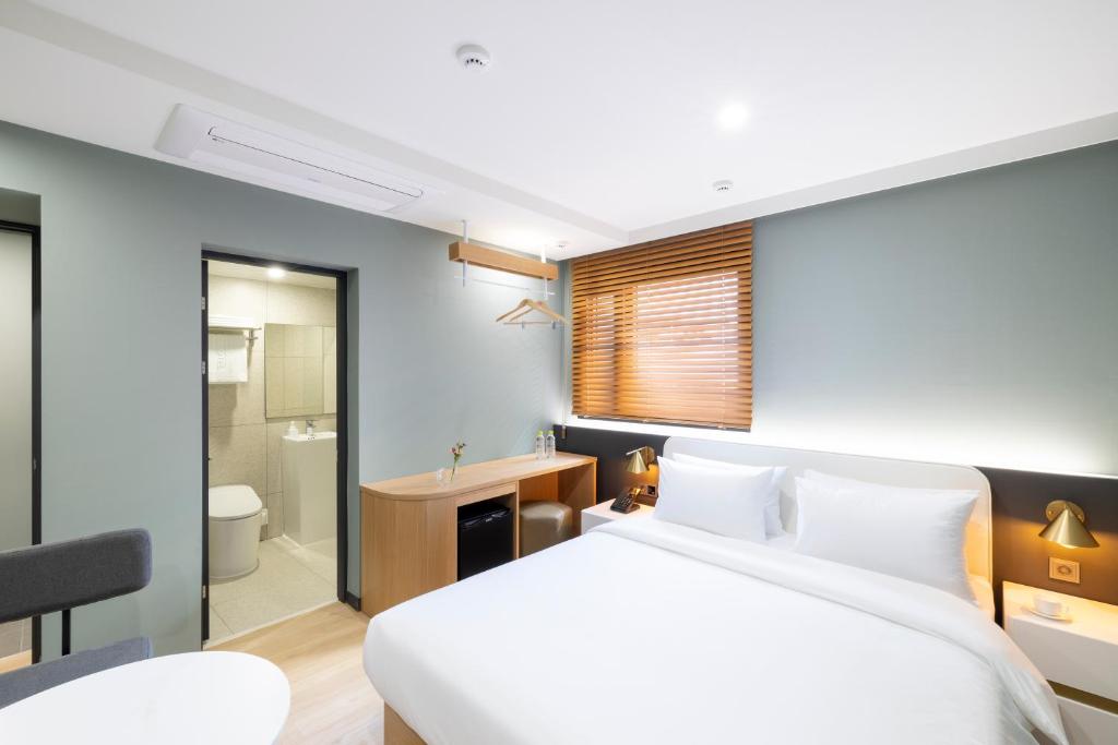 Postel nebo postele na pokoji v ubytování Busan H-AVENUE Hotel Seomyeon Station