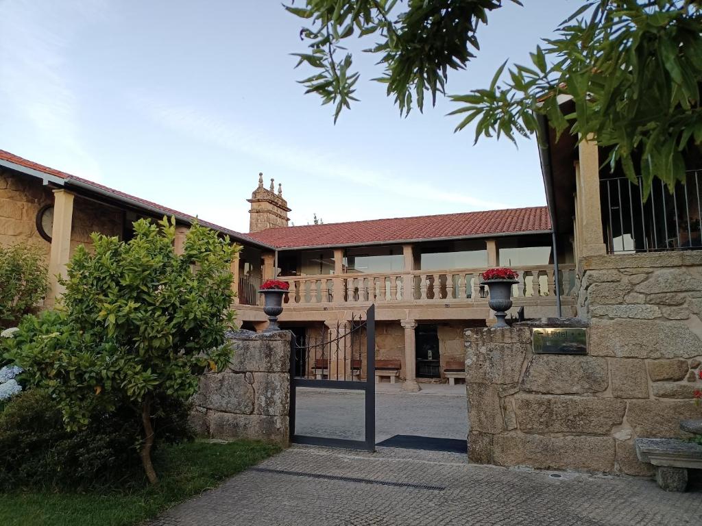 un edificio con una puerta delante de él en Casa das Capelas, en Villamarín