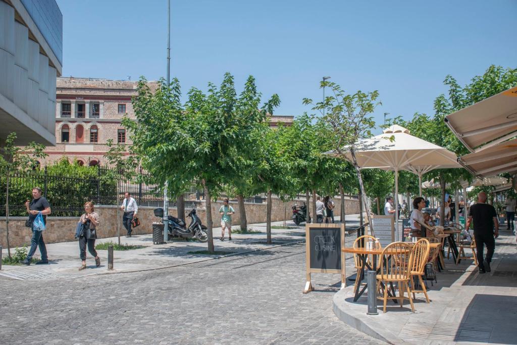 Hostia v ubytovaní Luxury 3BR Apartment in the Heart of the City