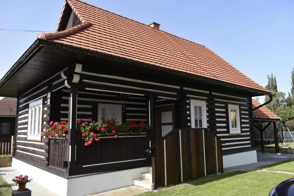 Το κτήριο όπου στεγάζεται  η παραθεριστική κατοικία