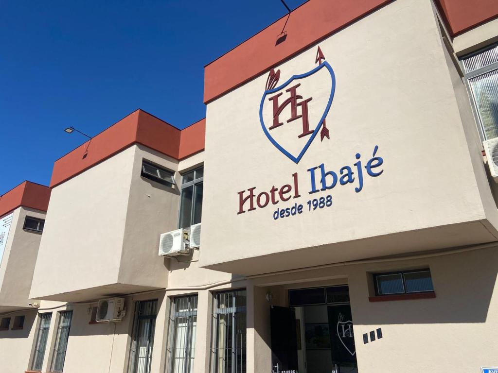 um edifício de hotel com um letreiro de hotel em Hotel Ibajé em Bagé