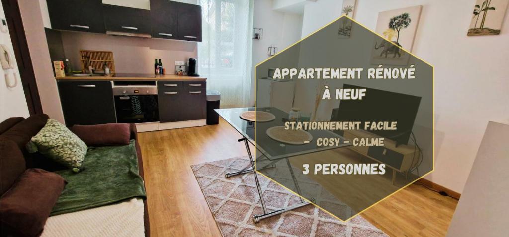 ein Schild in einem Wohnzimmer mit einer Küche in der Unterkunft Appartement NEUF chaleureux - Comme à la maison in Limoges