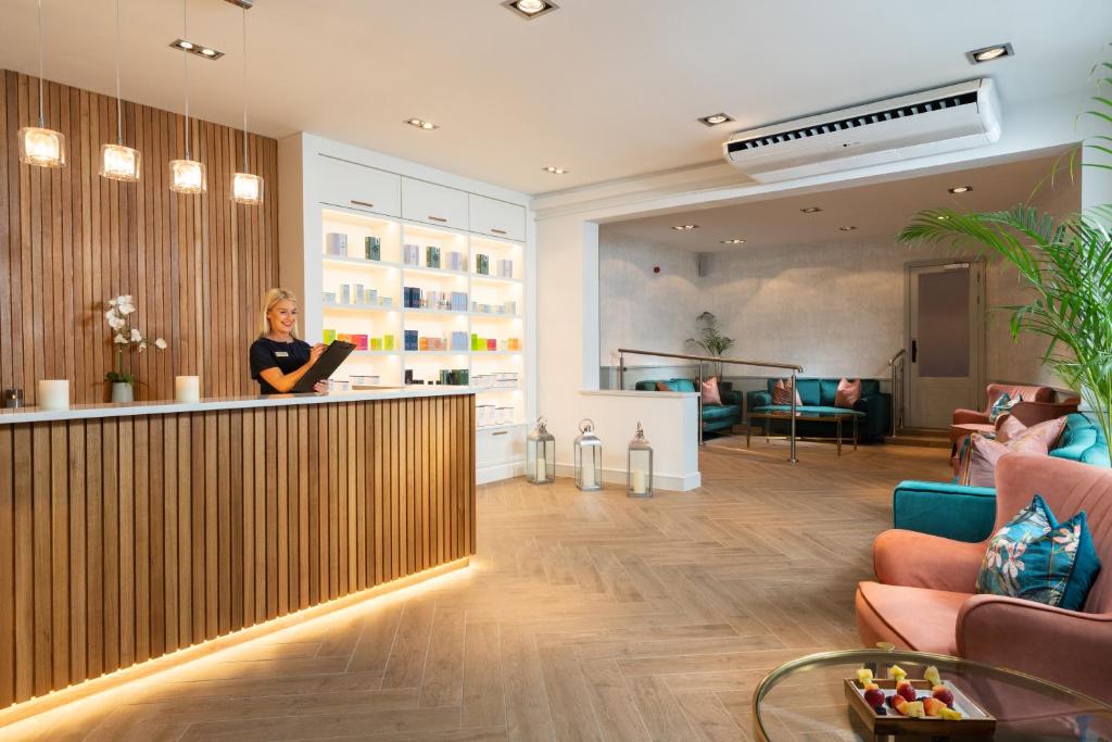 Kuchyň nebo kuchyňský kout v ubytování Killashee Hotel