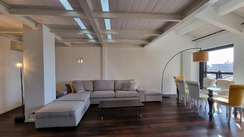 uma sala de estar com um sofá e uma mesa em ATTICO Rimini Centro - Palacongressi em Rimini