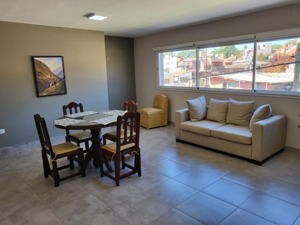 ein Wohnzimmer mit Sofa und Tisch in der Unterkunft El Bienestar. in San Salvador de Jujuy