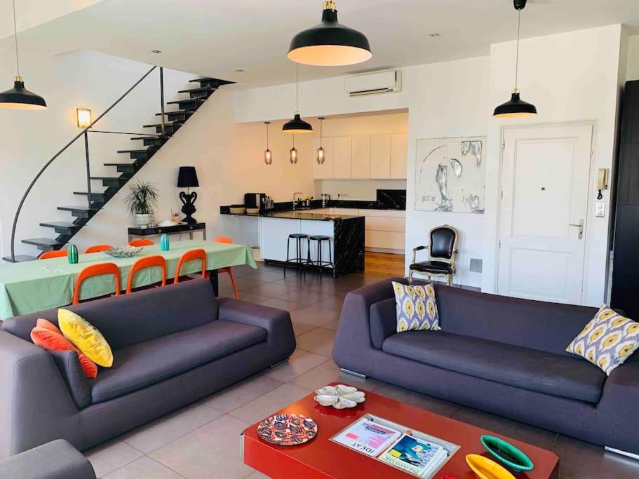 un salon avec deux canapés et une table dans l'établissement AVIGNON HYPER CENTRE CLIM 5 CHBRES 10PERS 200m PALAIS DES PAPES, à Avignon