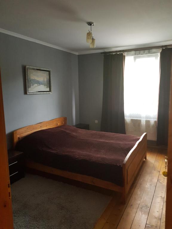 1 dormitorio con cama y ventana en Садиба у Надії, en Yasinya