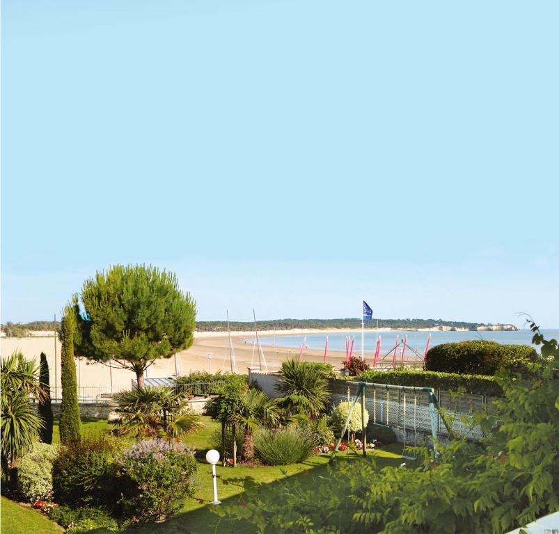 - une vue sur la plage depuis le balcon du complexe dans l'établissement Villa les Voiliers 3, bel appartement 4 personnes face plage, à Saint-Georges-de-Didonne