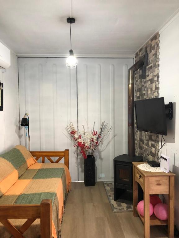 1 dormitorio con 2 camas y TV de pantalla plana en DARMI, en Villa Serrana