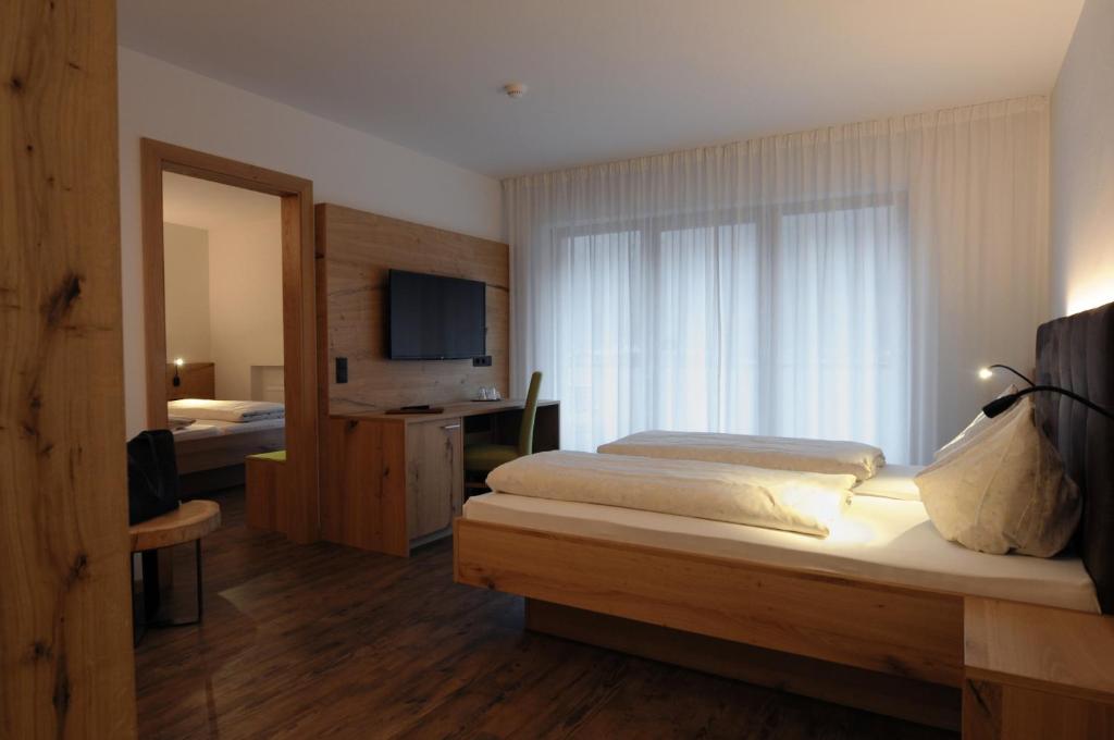 Postel nebo postele na pokoji v ubytování Naturhotel Haller