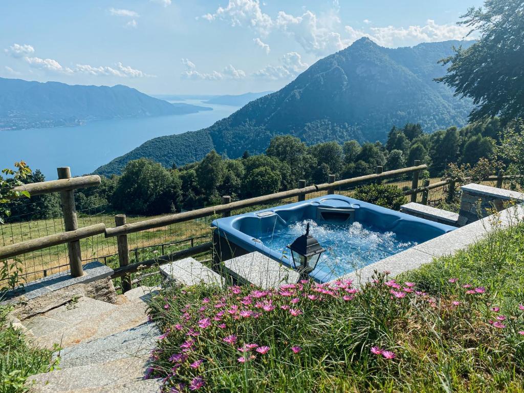 Trarego的住宿－Ca’ Ai Monti，花朵 ⁇ 的小山顶上的蓝色浴缸
