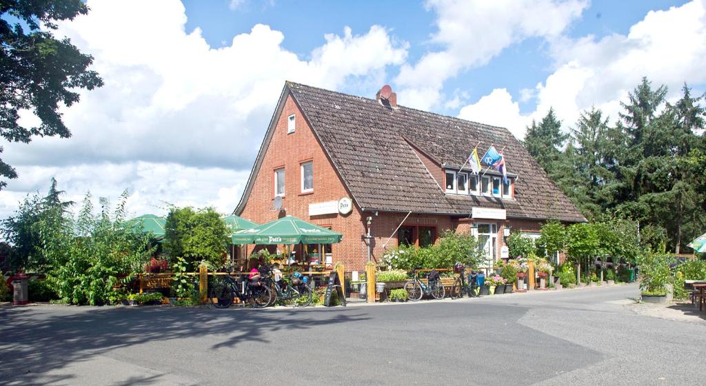 un gran edificio de ladrillo con un mercado frente a él en Gasthaus Düther Schleuse, en Düthe