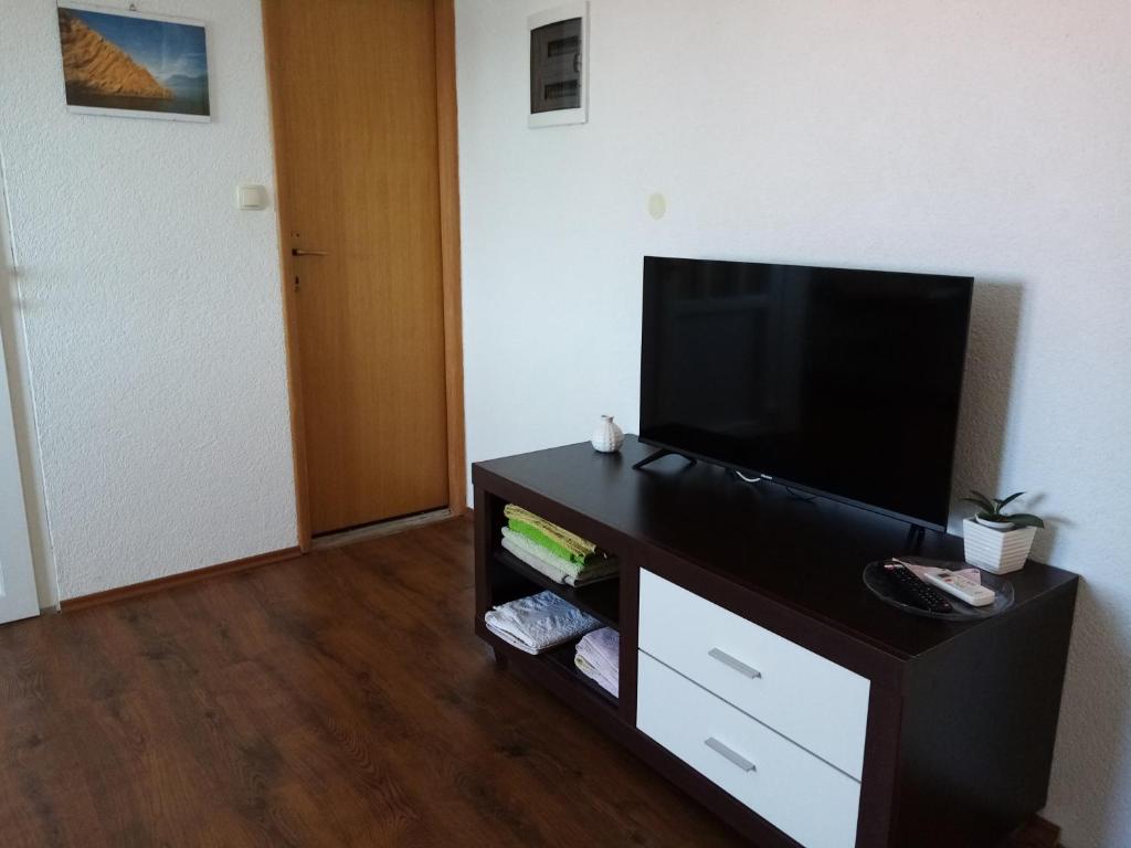 uma sala de estar com uma televisão de ecrã plano num centro de entretenimento em Apartment Maja em Zadar
