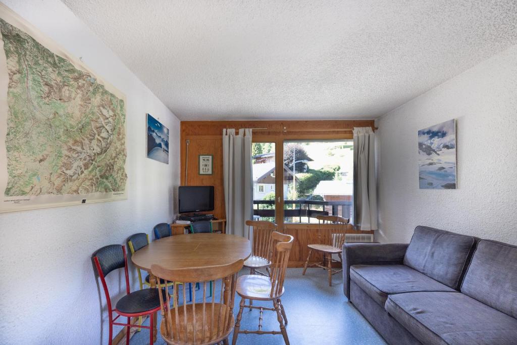 un salon avec une table et un canapé dans l'établissement Appartement Prarion Mont Blanc, aux Houches