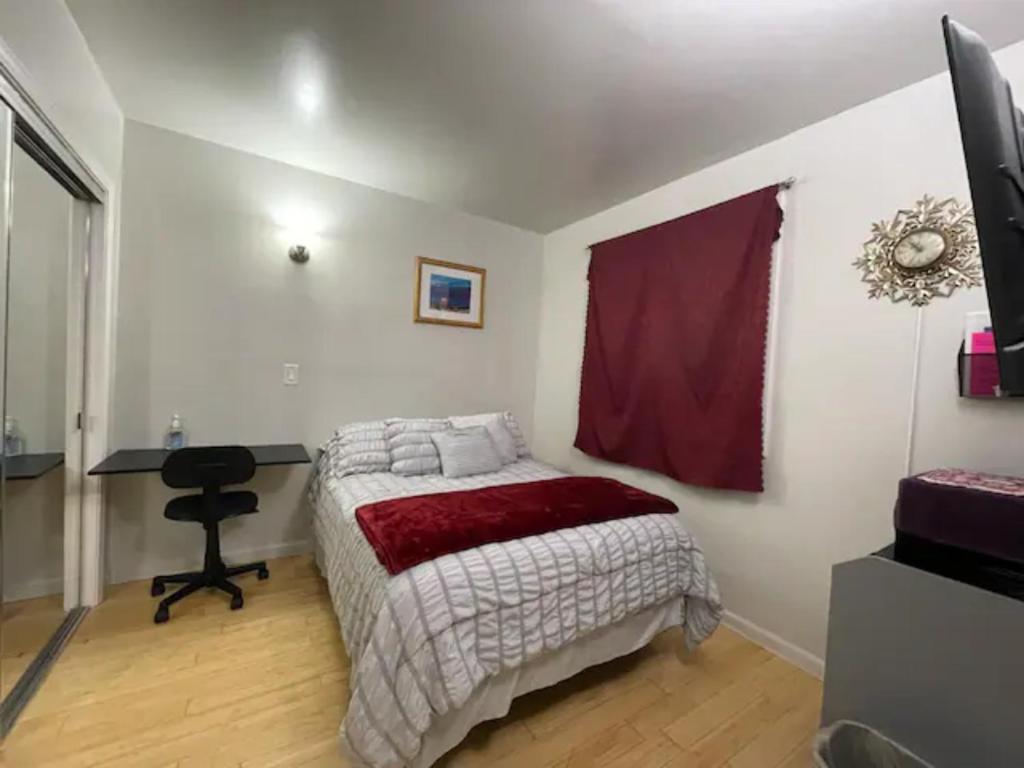 ein Schlafzimmer mit einem Bett und einem Schreibtisch. in der Unterkunft Private Room with Private Bathroom near City College of SF in San Francisco