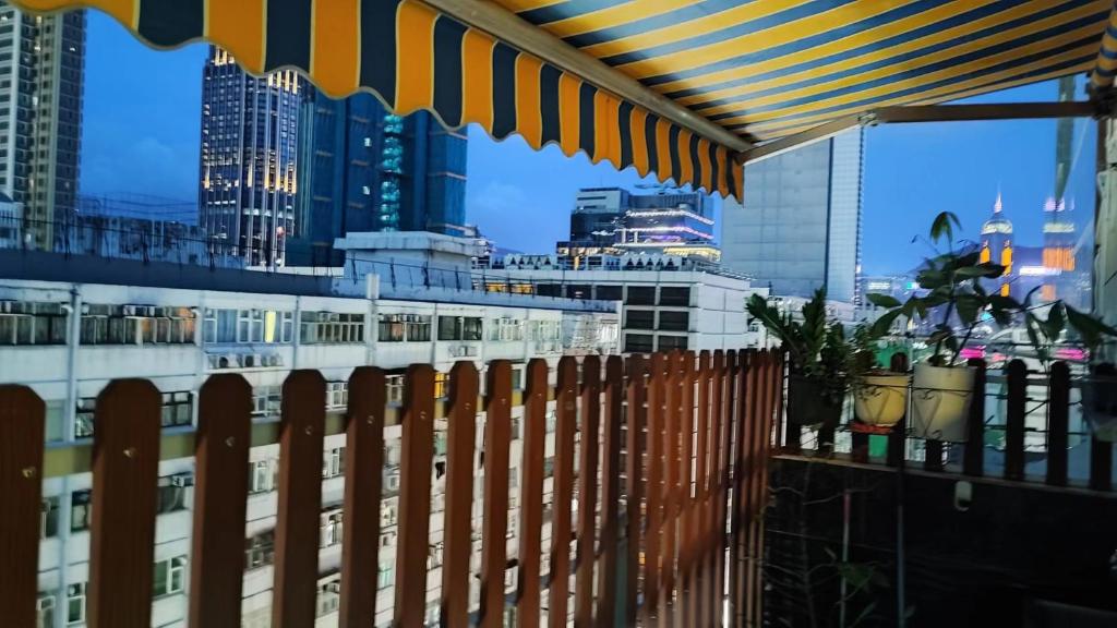 香港Tsim Sha Tsui Bedrooms的城市天际线的围栏