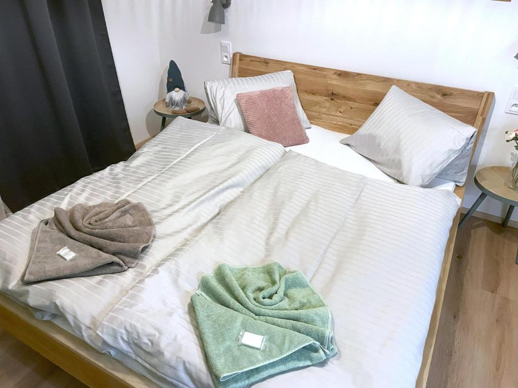 uma cama com duas toalhas em cima em Apartmán Plešivec u sjezdovky em Abertamy