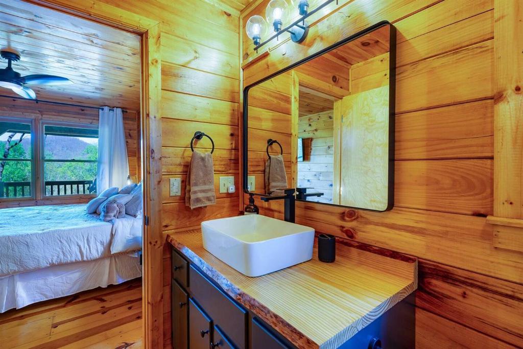Postel nebo postele na pokoji v ubytování A Rustic Hideout