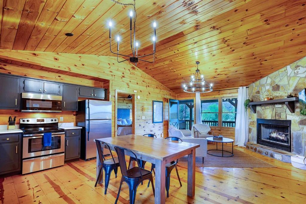 Kuchyň nebo kuchyňský kout v ubytování A Rustic Hideout