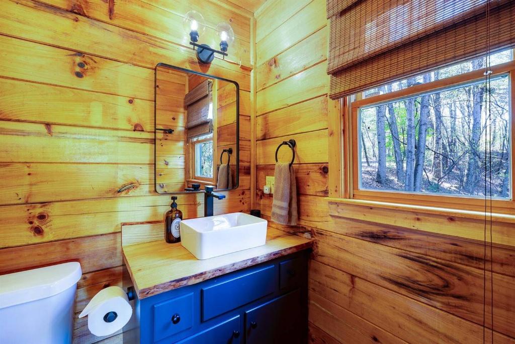 Koupelna v ubytování A Rustic Hideout