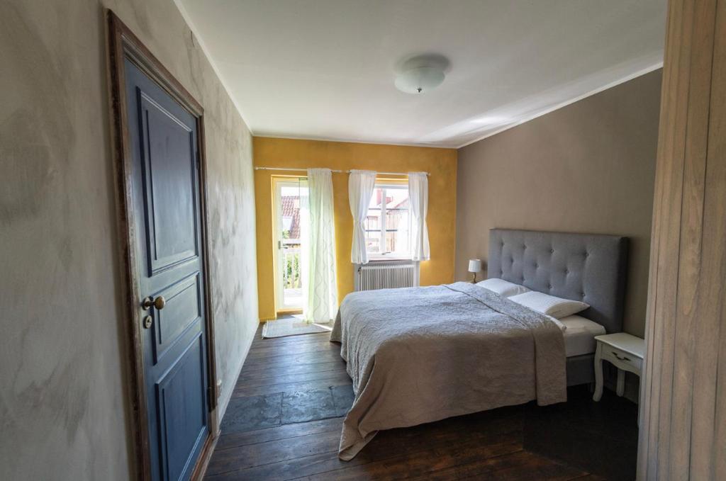 um quarto com uma cama e uma janela em Rooms in the center of Ystad em Ystad