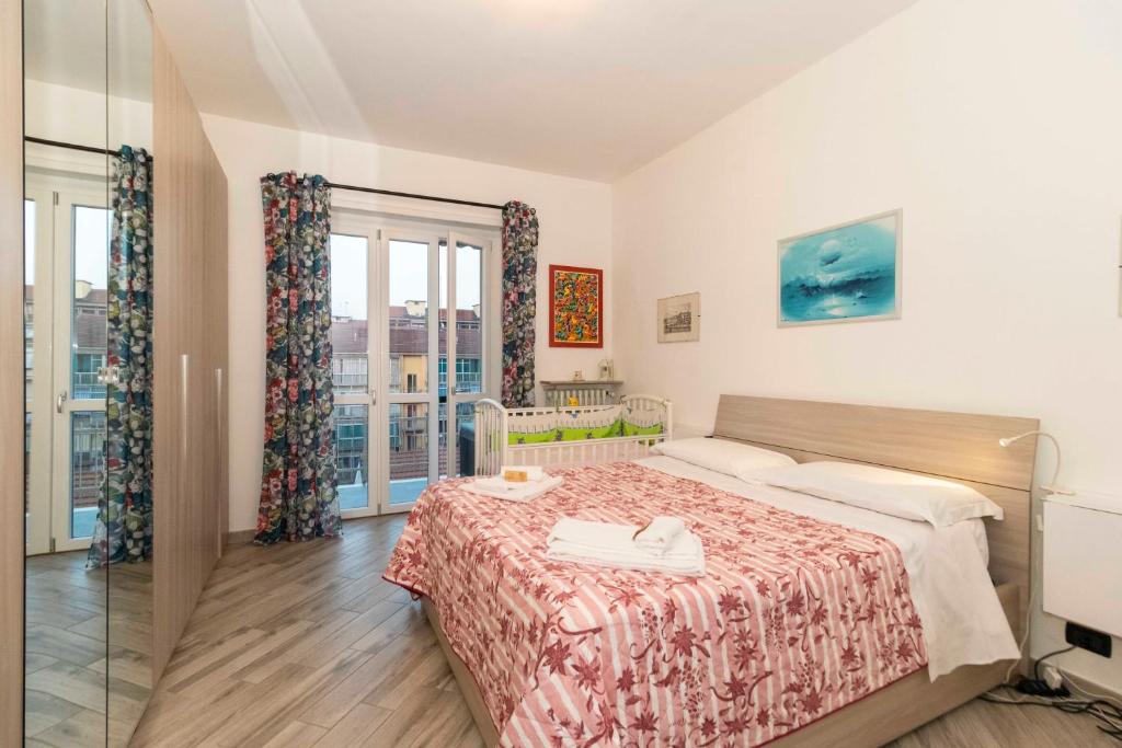 una camera con un letto e una grande finestra di Parco Paradiso & MM Marche Family Apartment a Torino