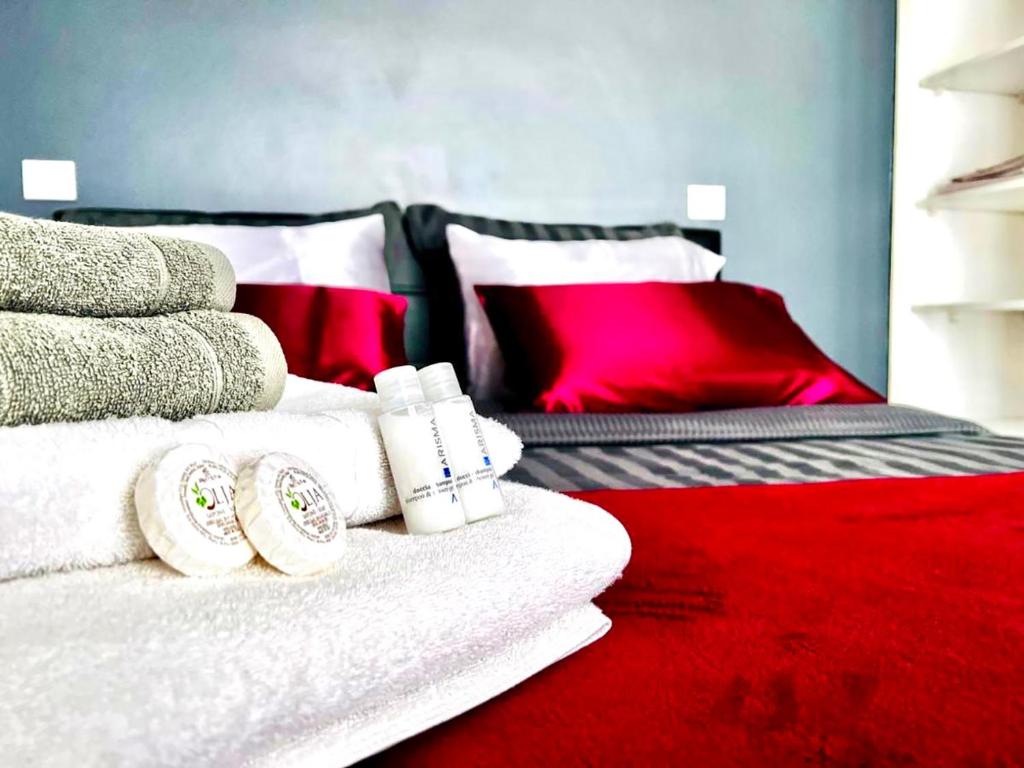 - une chambre avec des serviettes blanches et des oreillers rouges dans l'établissement Magnifique appartement le Cannet,Cannes, Parking, Wifi, au Cannet
