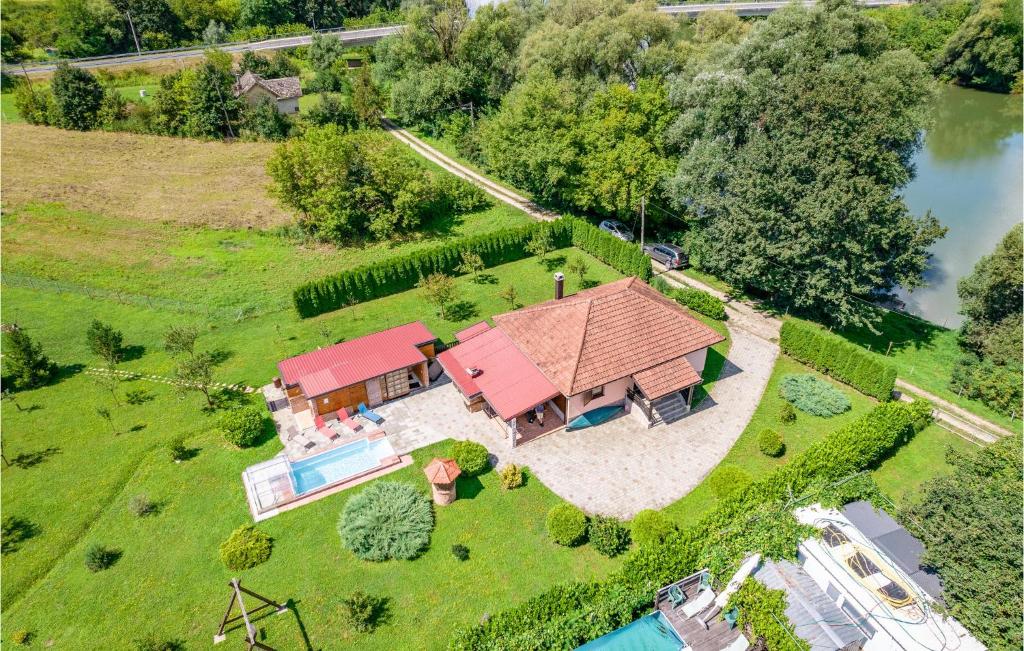 einen Blick über ein Haus mit Pool in der Unterkunft Beautiful Home In Banska Selnica With Sauna in Donja Kupčina