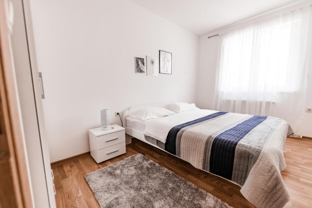 Un pat sau paturi într-o cameră la Apartman Ivan