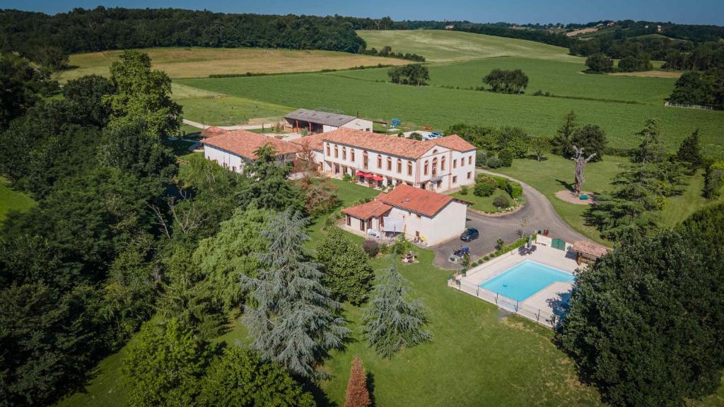 una vista aérea de una casa grande con piscina en Ô DOMAINE DU ROUSSILLON, 