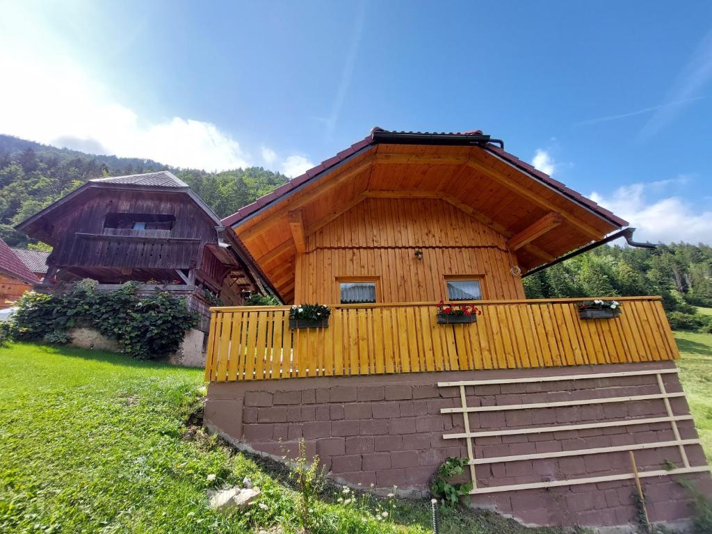 Vista generica sulle montagne o vista sulle montagne dall'interno della casa vacanze