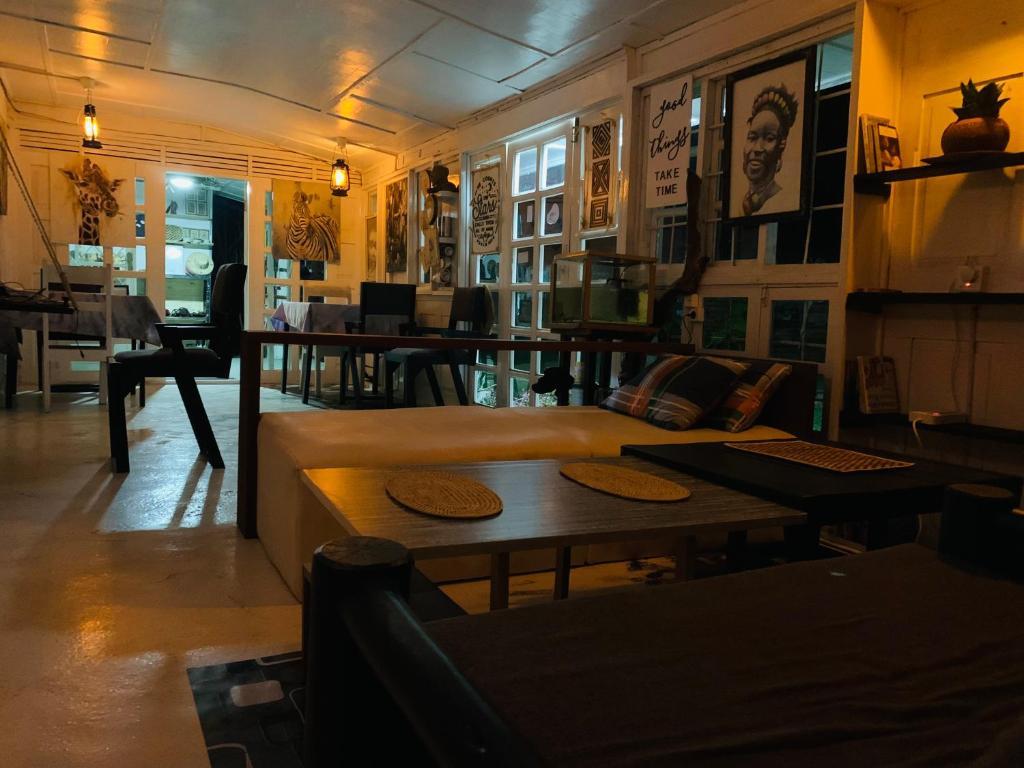 salon z kanapą i stołem w obiekcie MASHA ARTS STUDIO w Ruhengeri