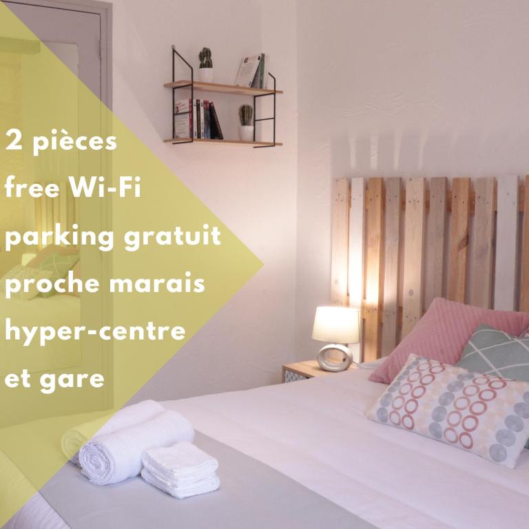 - une chambre avec un lit et 2 piles de serviettes dans l'établissement Le Vaillant, appartement T2, proche gare, hyper-centre et marais, 1 à 2 personnes, WIFI, à Bourges