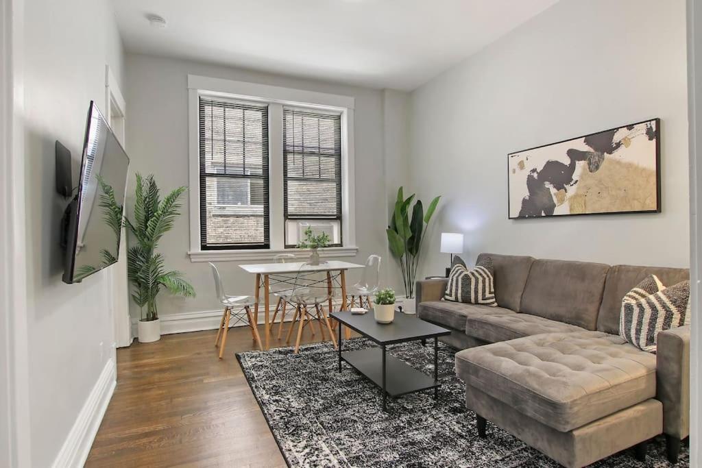 uma sala de estar com um sofá e uma mesa em City Charm 2BR Apartment - Clark 4 em Chicago
